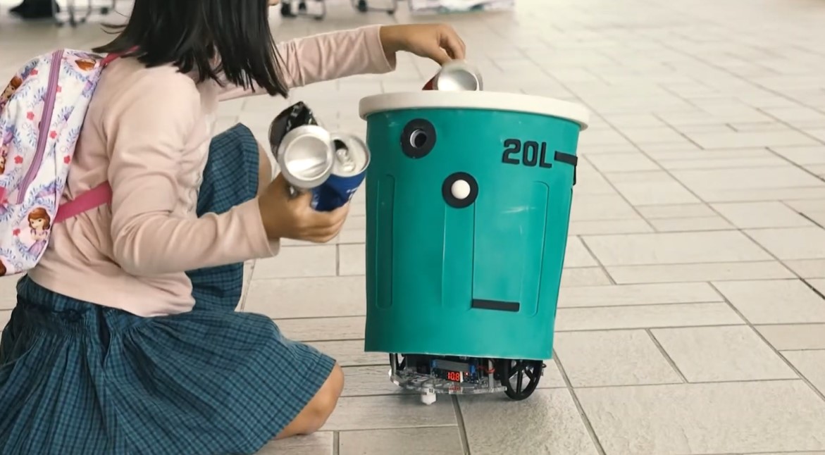 ゴミ箱ロボットをデモ公開した際の様子